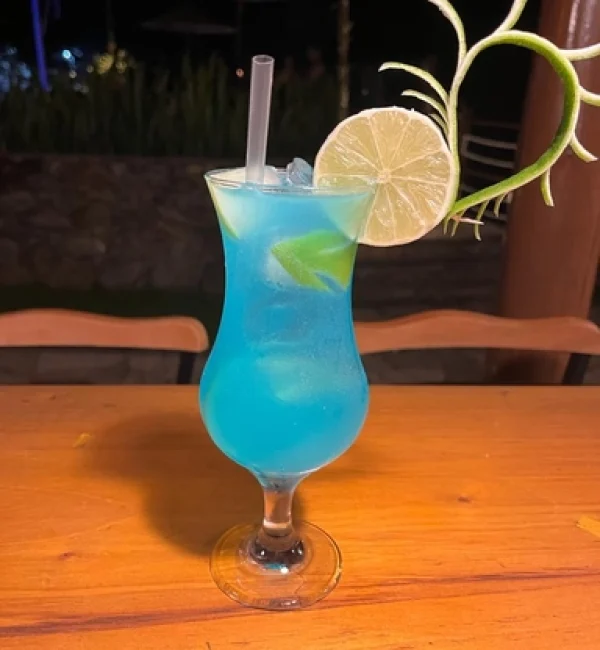 Blue Lagoon Curaçau blue, espumante , soda limonada e gelo.redimensionada