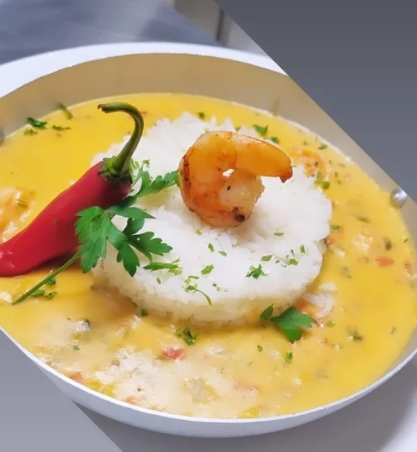 Bobó de camarões grandes e pequenos com creme de mandioquinha, aromatizado com azeite de dende e leite de coco.redimensionada