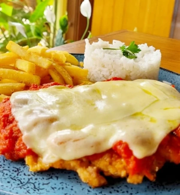 Filé Miginon a parmegiana, servido com arroz branco e batatas fritas.redimensionada