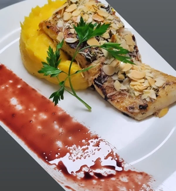 Filé alto de Pescada Amarela grelhado servido com crosta de amêndoas, purê de mandioquinha e molho uva.redimensionada