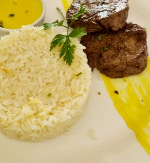 Medalhão de filet Mignon grelhado, servido com arroz branco e molho tradicional de mostarda.redimensionada
