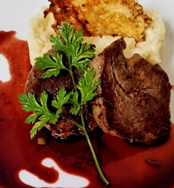 Medalhão de filet Mignon grelhado, servido com risoto de 4 queijos, crosta de parmesão e molho de vinho tinto aromatizado com ervas finas.redimensionada